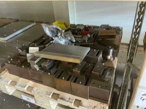 Satz kreisförmiger Spannplatten, Spannkiefer und Befestigungszubehör